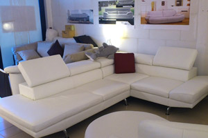 Divano angolare in pelle bianco