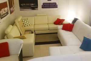 Divani angolari in pelle bianco e giallo