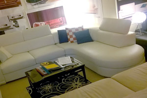 Divano angolare in pelle bianca